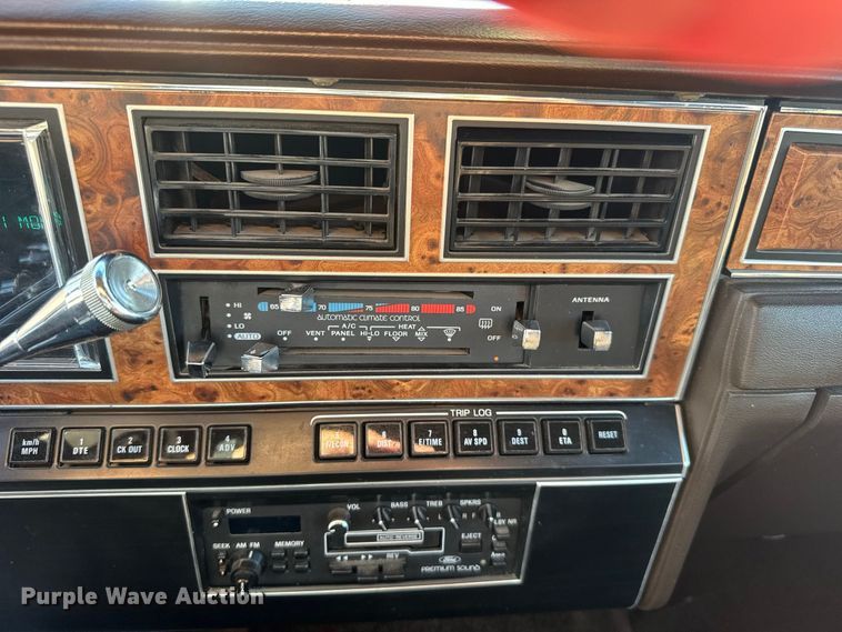 image for item DY3246 1985 Lincoln Town Car 