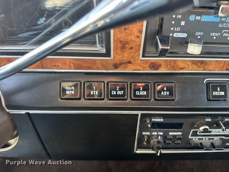 image for item DY3246 1985 Lincoln Town Car 