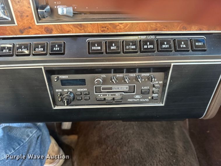 image for item DY3246 1985 Lincoln Town Car 
