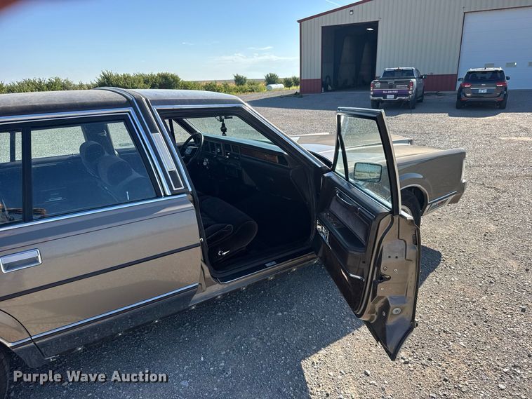 image for item DY3246 1985 Lincoln Town Car 