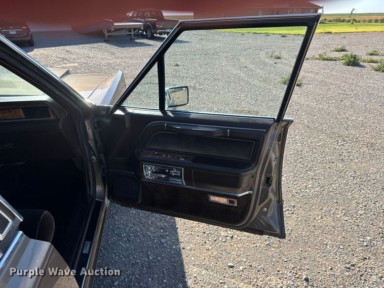image for item DY3246 1985 Lincoln Town Car 