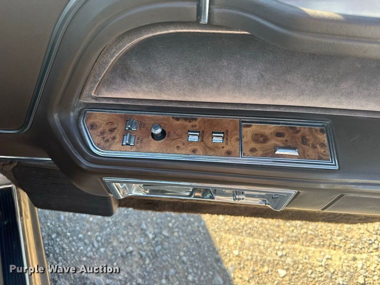 image for item DY3246 1985 Lincoln Town Car 