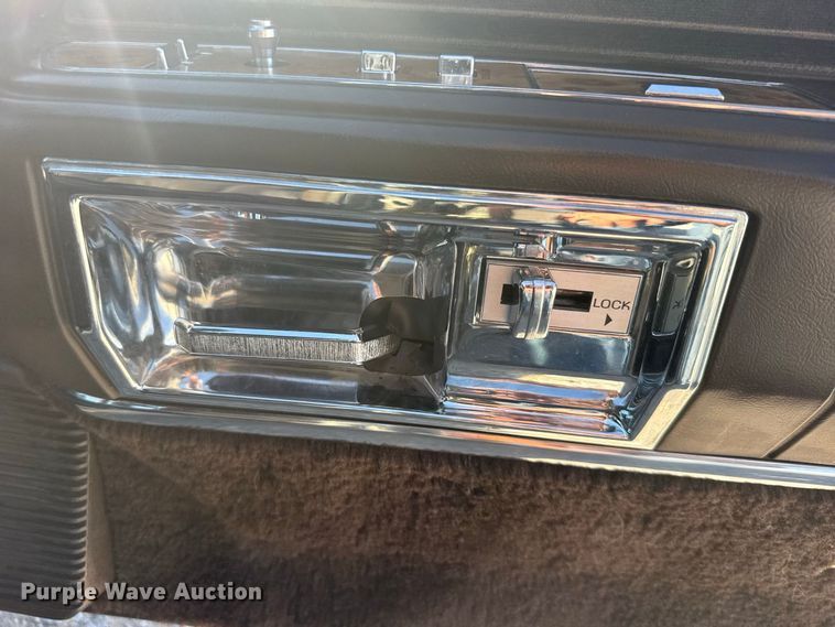 image for item DY3246 1985 Lincoln Town Car 