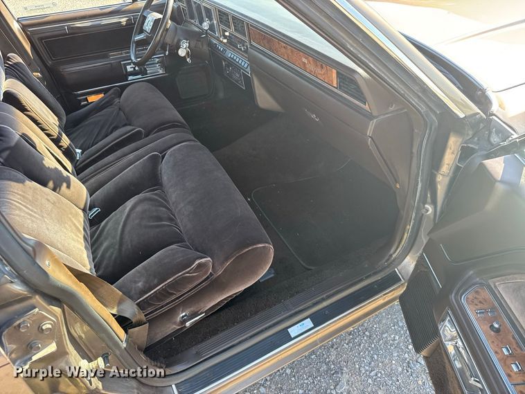 image for item DY3246 1985 Lincoln Town Car 