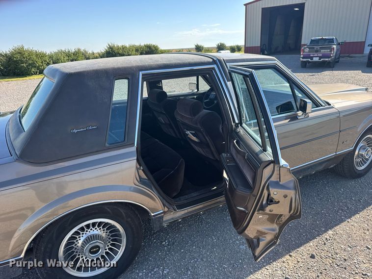 image for item DY3246 1985 Lincoln Town Car 