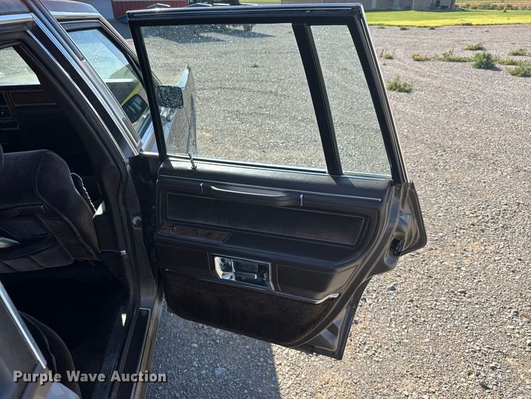image for item DY3246 1985 Lincoln Town Car 