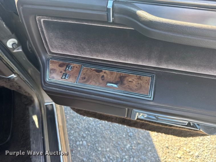 image for item DY3246 1985 Lincoln Town Car 