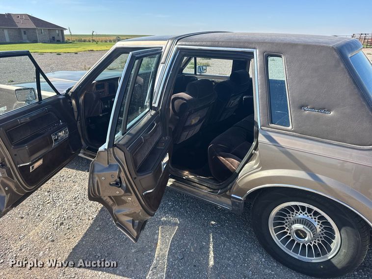 image for item DY3246 1985 Lincoln Town Car 