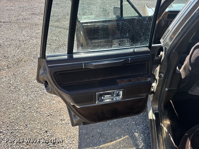 image for item DY3246 1985 Lincoln Town Car 