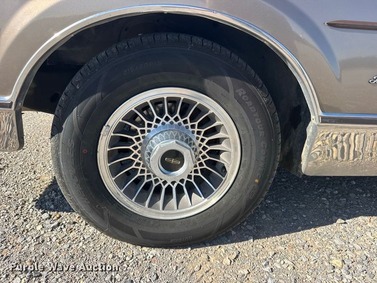 image for item DY3246 1985 Lincoln Town Car 