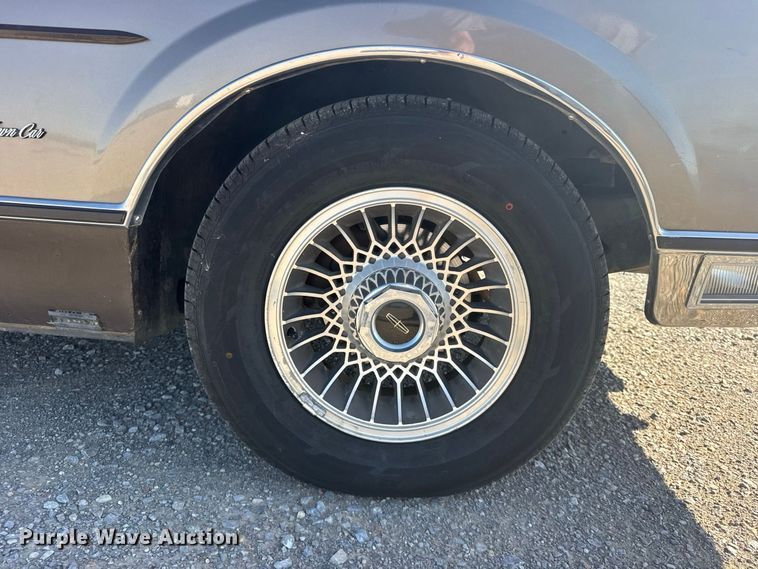 image for item DY3246 1985 Lincoln Town Car 