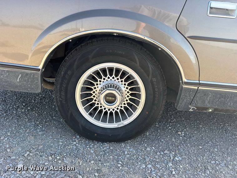 image for item DY3246 1985 Lincoln Town Car 