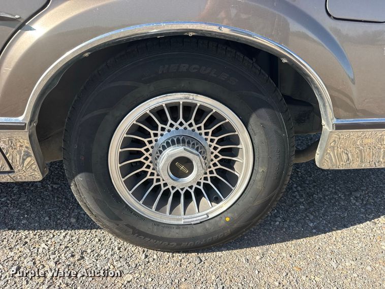 image for item DY3246 1985 Lincoln Town Car 