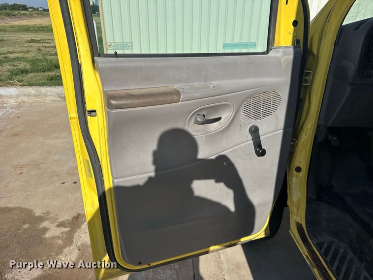 image for item DY3251 1998 Ford E-350 box truck