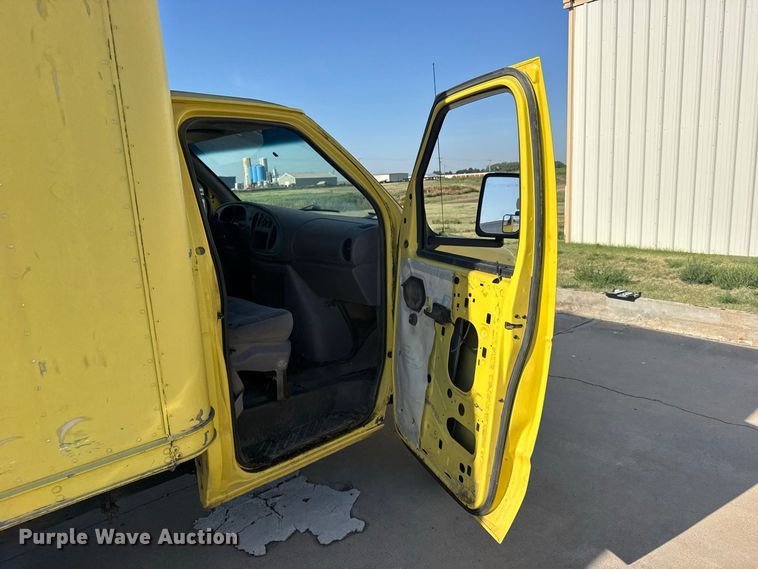 image for item DY3251 1998 Ford E-350 box truck