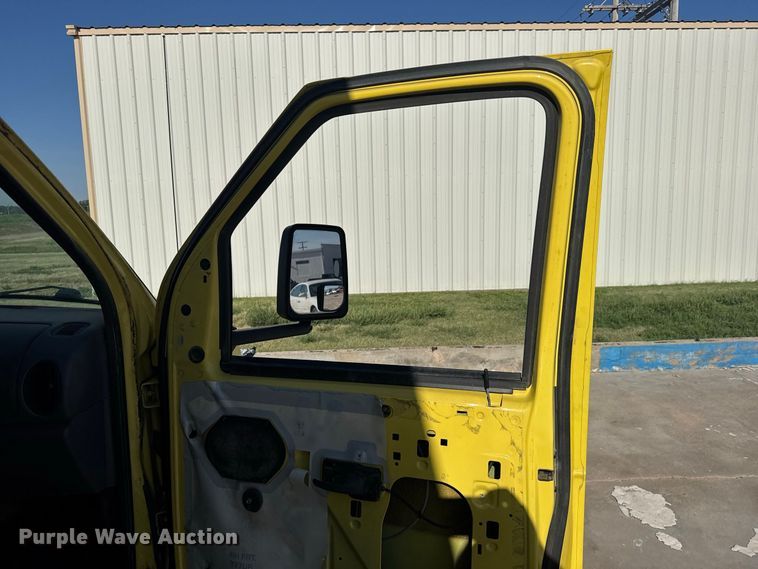 image for item DY3251 1998 Ford E-350 box truck