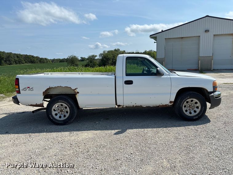 image for item DZ4605 2005 GMC Sierra 1500 pickup truck