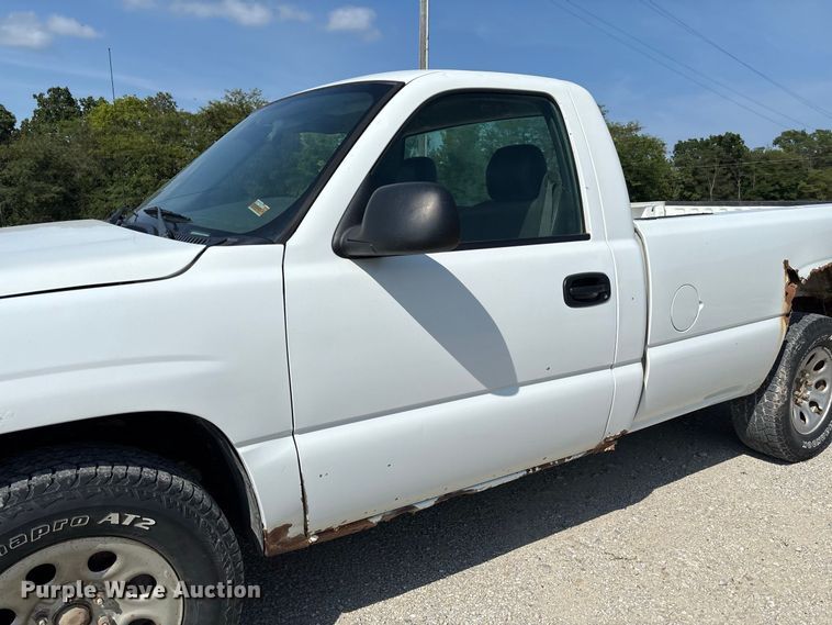 image for item DZ4605 2005 GMC Sierra 1500 pickup truck