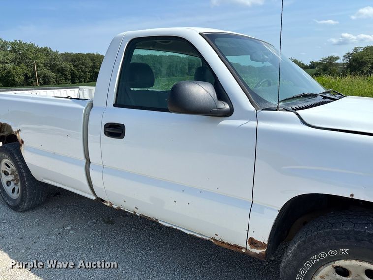 image for item DZ4605 2005 GMC Sierra 1500 pickup truck