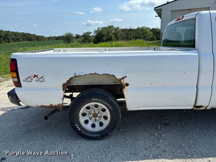 image for item DZ4605 2005 GMC Sierra 1500 pickup truck
