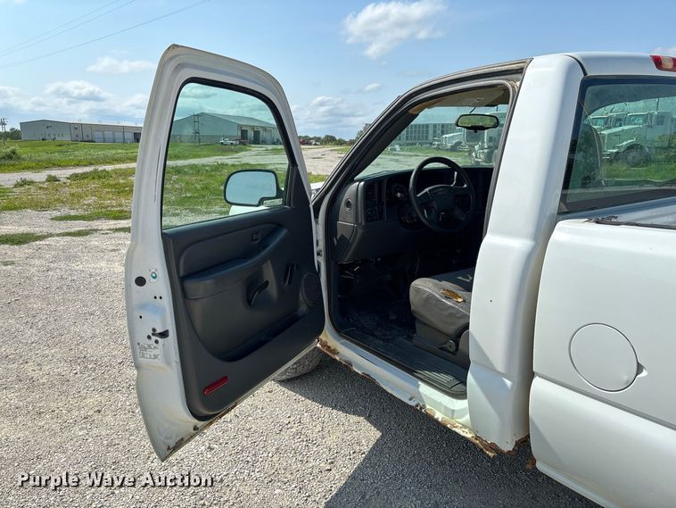 image for item DZ4605 2005 GMC Sierra 1500 pickup truck