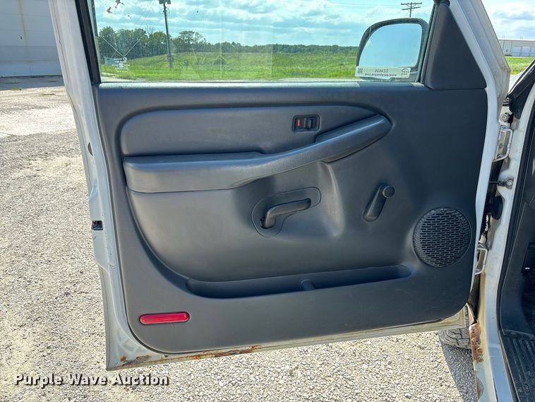 image for item DZ4605 2005 GMC Sierra 1500 pickup truck