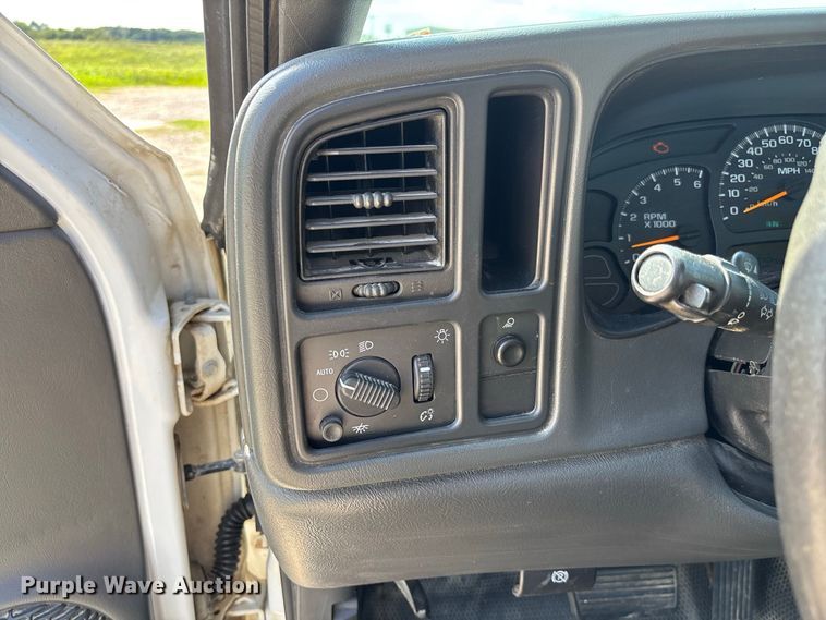 image for item DZ4605 2005 GMC Sierra 1500 pickup truck