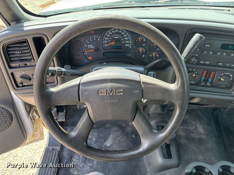 image for item DZ4605 2005 GMC Sierra 1500 pickup truck