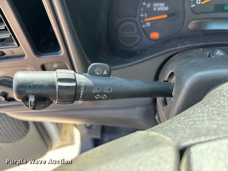 image for item DZ4605 2005 GMC Sierra 1500 pickup truck