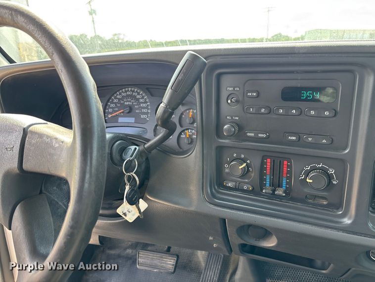 image for item DZ4605 2005 GMC Sierra 1500 pickup truck