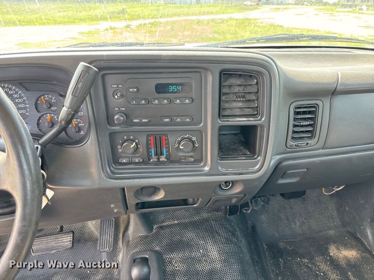 image for item DZ4605 2005 GMC Sierra 1500 pickup truck