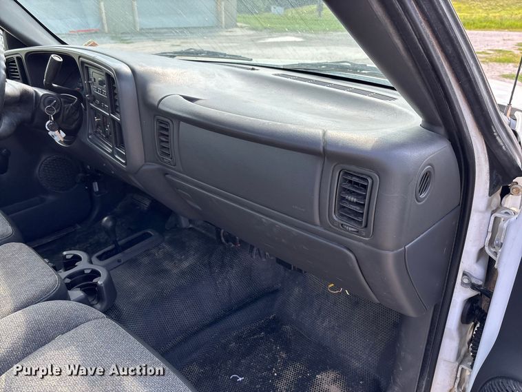 image for item DZ4605 2005 GMC Sierra 1500 pickup truck