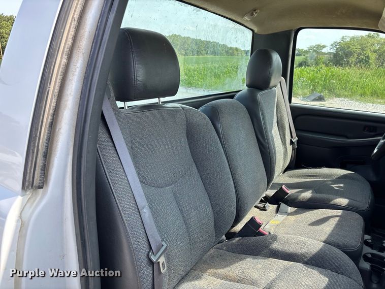image for item DZ4605 2005 GMC Sierra 1500 pickup truck