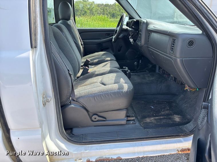 image for item DZ4605 2005 GMC Sierra 1500 pickup truck