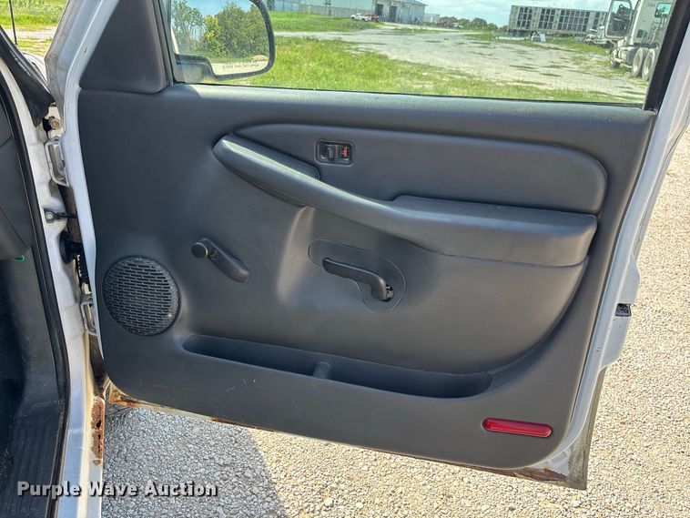 image for item DZ4605 2005 GMC Sierra 1500 pickup truck
