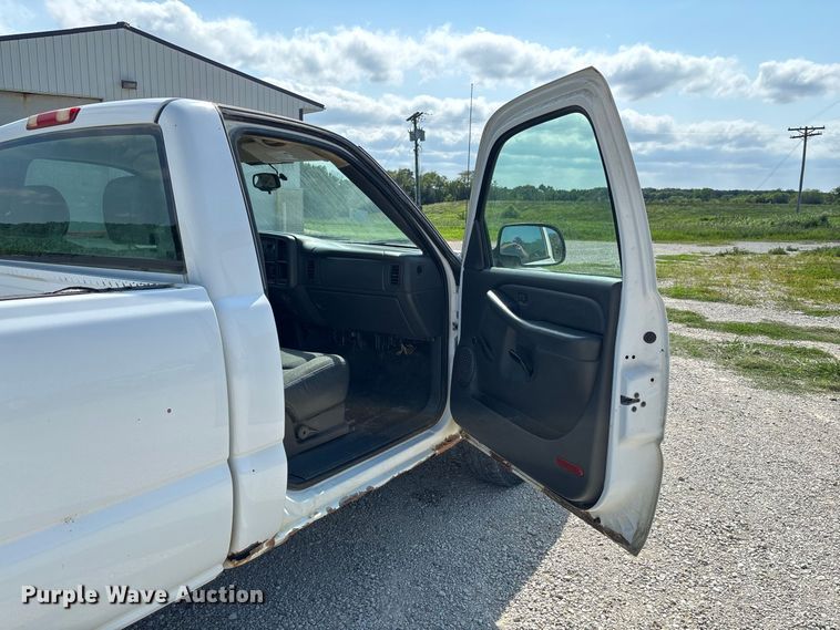 image for item DZ4605 2005 GMC Sierra 1500 pickup truck
