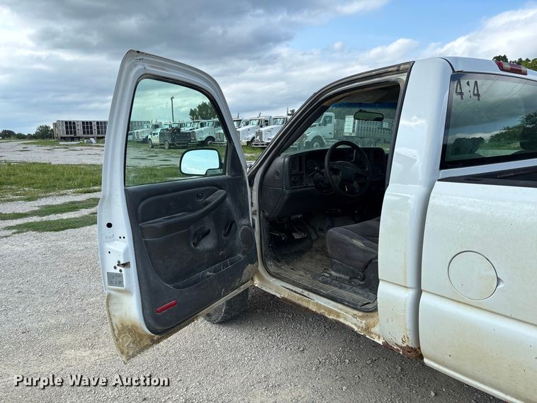 image for item DZ4606 2006 GMC Sierra 2500HD pickup truck