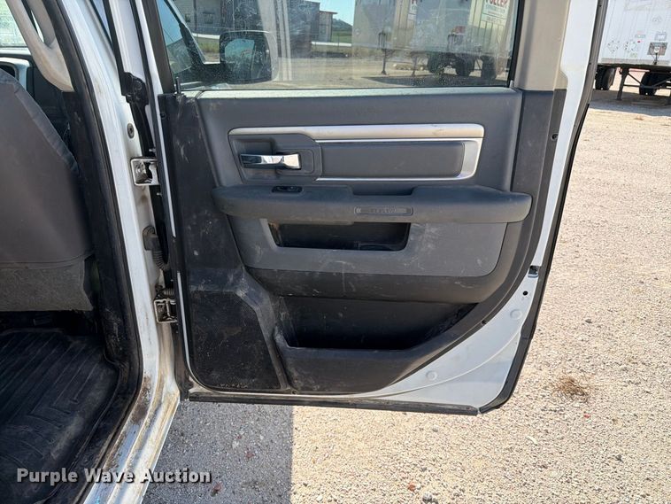 image for item EA0437 2013 RAM 2500 Crew Cab pickup truck