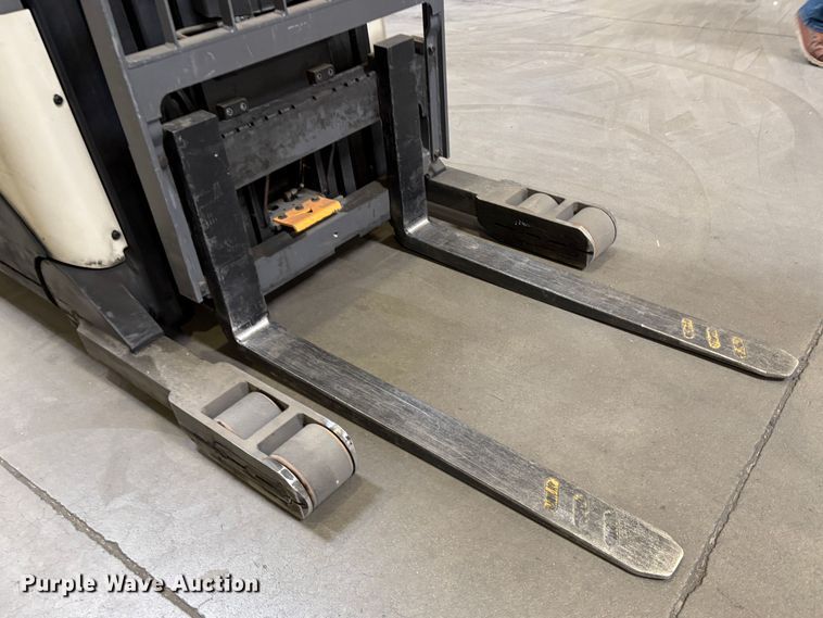 image for item EC8272 2016 Crown RR6Z25-36 reach truck