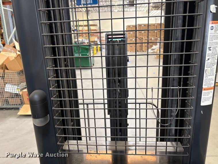 image for item EC8272 2016 Crown RR6Z25-36 reach truck