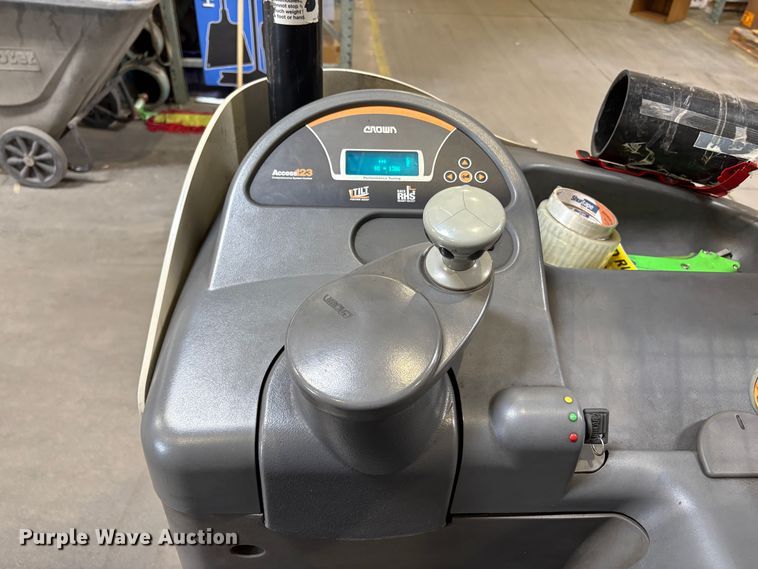 image for item EC8272 2016 Crown RR6Z25-36 reach truck