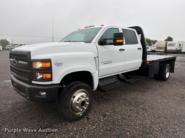 image for item EG9226 2022 Chevrolet C5500 Crew Cab flatbed truck