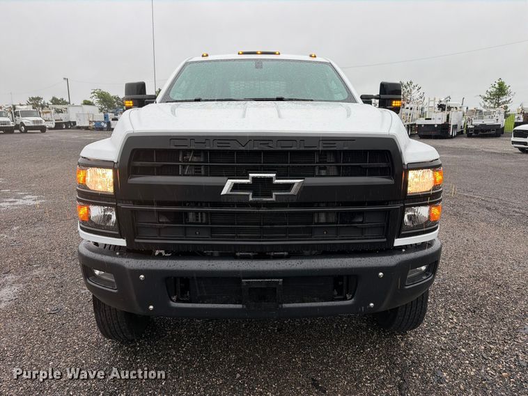 image for item EG9226 2022 Chevrolet C5500 Crew Cab flatbed truck