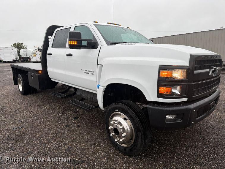 image for item EG9226 2022 Chevrolet C5500 Crew Cab flatbed truck