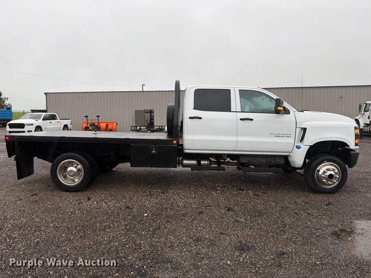image for item EG9226 2022 Chevrolet C5500 Crew Cab flatbed truck