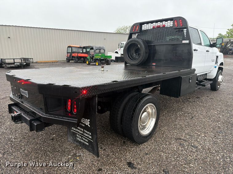 image for item EG9226 2022 Chevrolet C5500 Crew Cab flatbed truck