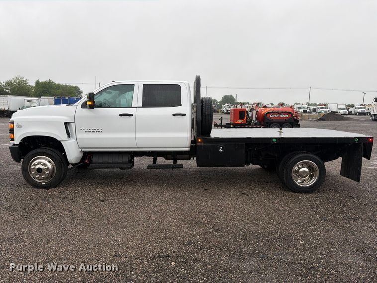 image for item EG9226 2022 Chevrolet C5500 Crew Cab flatbed truck