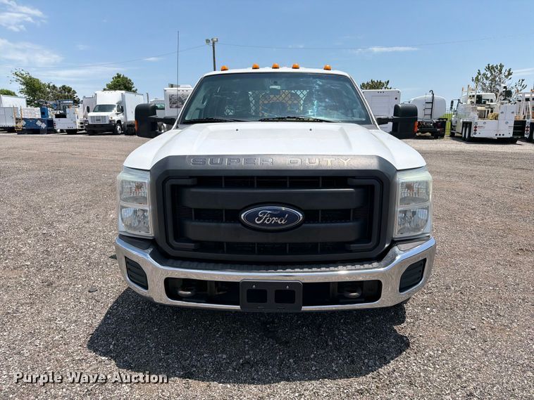 image for item EG9299 2015 Ford F350 Super Duty Crew Cab flatbed pickup truck