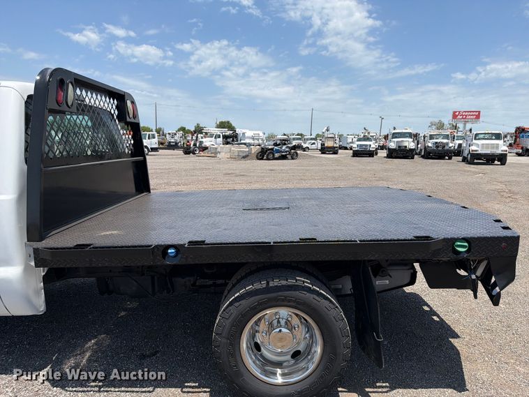 image for item EG9299 2015 Ford F350 Super Duty Crew Cab flatbed pickup truck