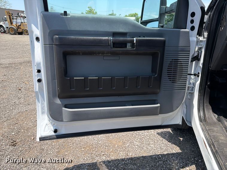 image for item EG9299 2015 Ford F350 Super Duty Crew Cab flatbed pickup truck